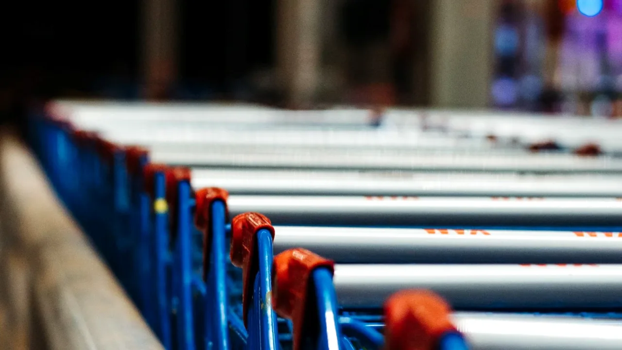 Market girişinde sıralanmış alışveriş arabaları