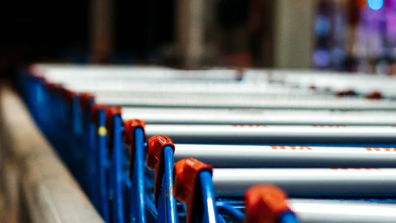 Market girişinde sıralanmış alışveriş arabaları